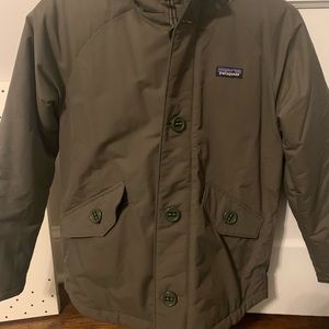 Patogonia Coat(XL in Kids) fits like XS in women’s. Hunter Green.